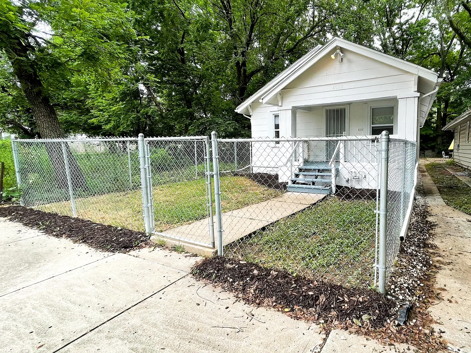 3 bed, 921 sqft, $1,300 — Photo 2