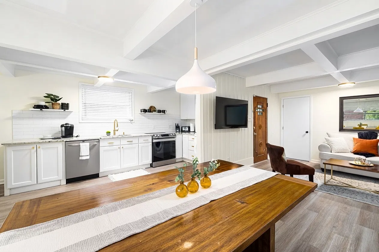 3 bed, $2,100 — Photo 2