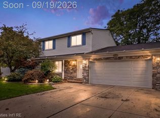 5009 Abington Dr, Troy, MI 48085