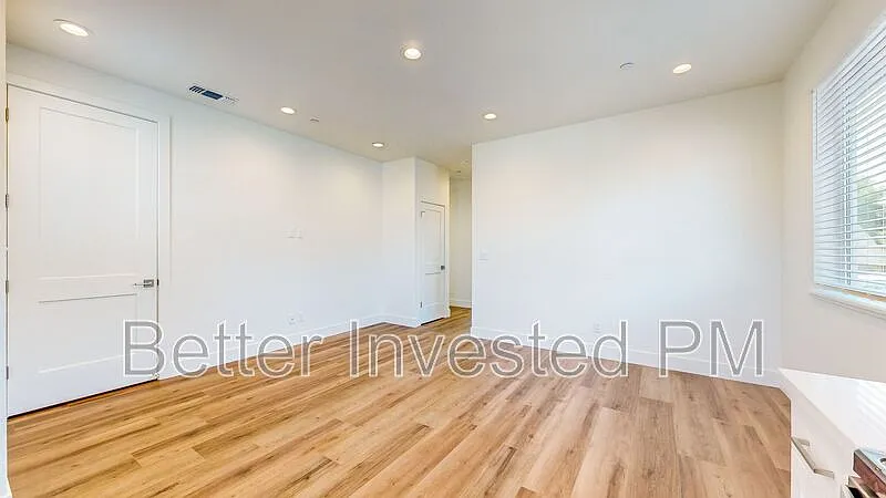 3 bed, 2.0 bath, 1000 sqft, $3,000 — Photo 4