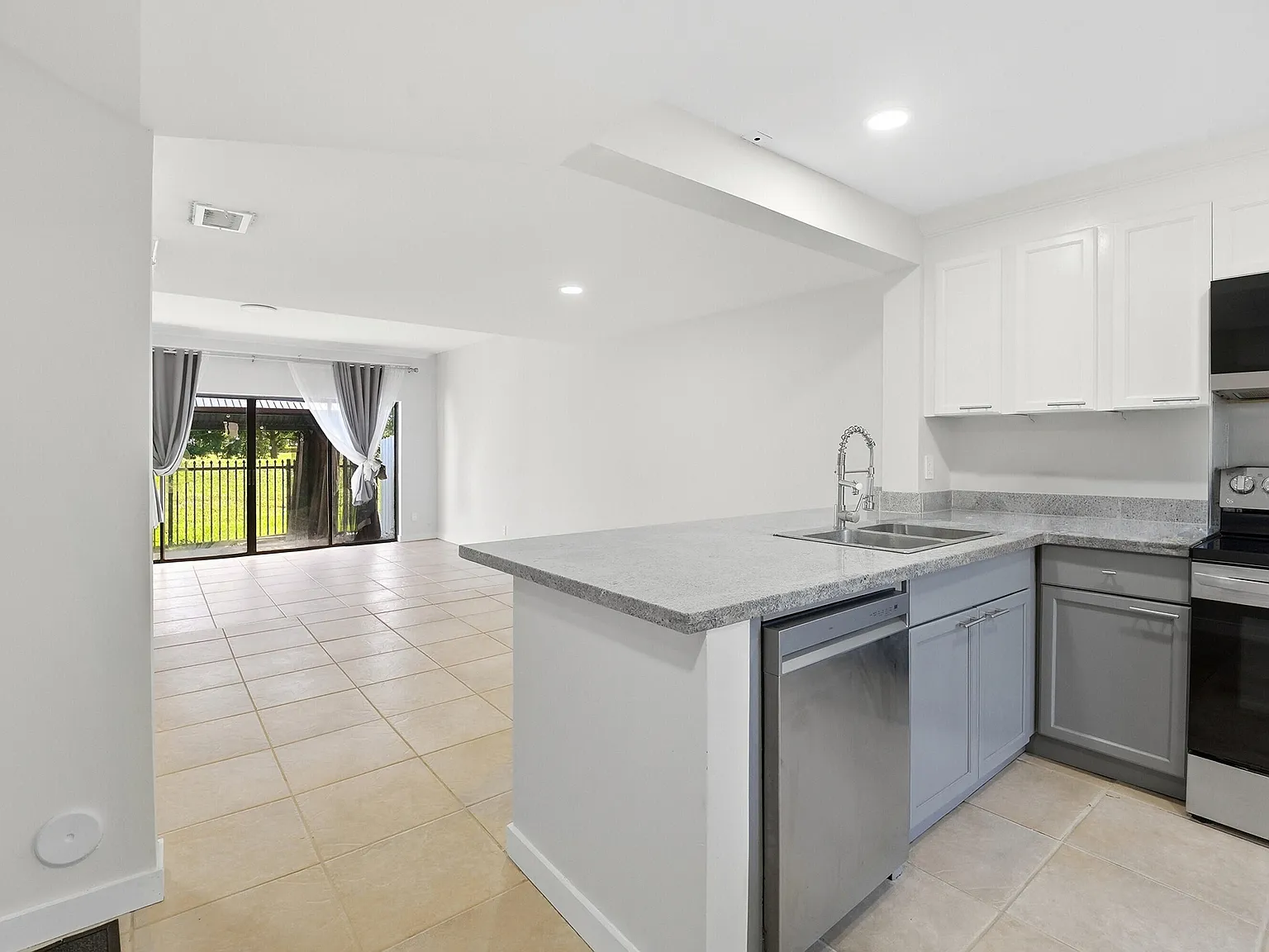 2 bed, 2.5 bath, 1276 sqft, $2,750 — Photo 1