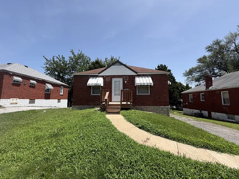 5324 Fletcher St — Photo 2