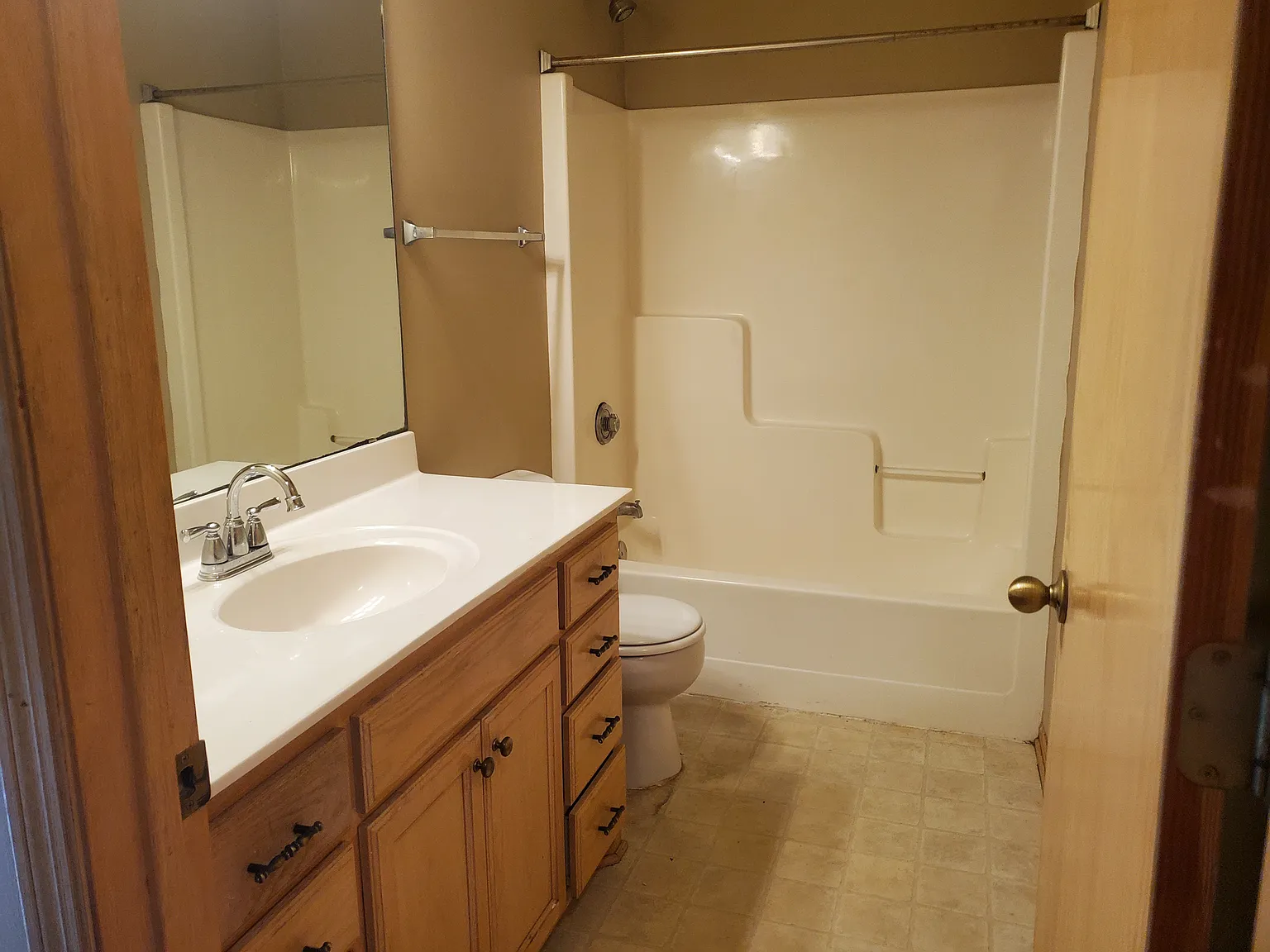6 bed, 2100 sqft, $2,625 — Photo 2