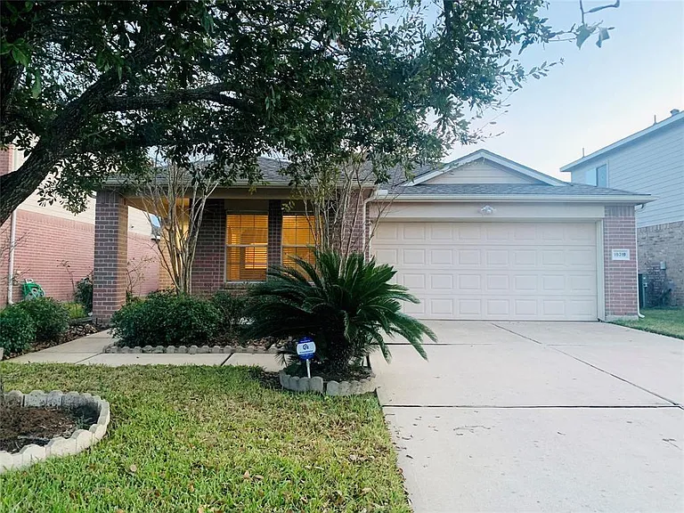 19319 Christine Crossing Dr — Photo 1