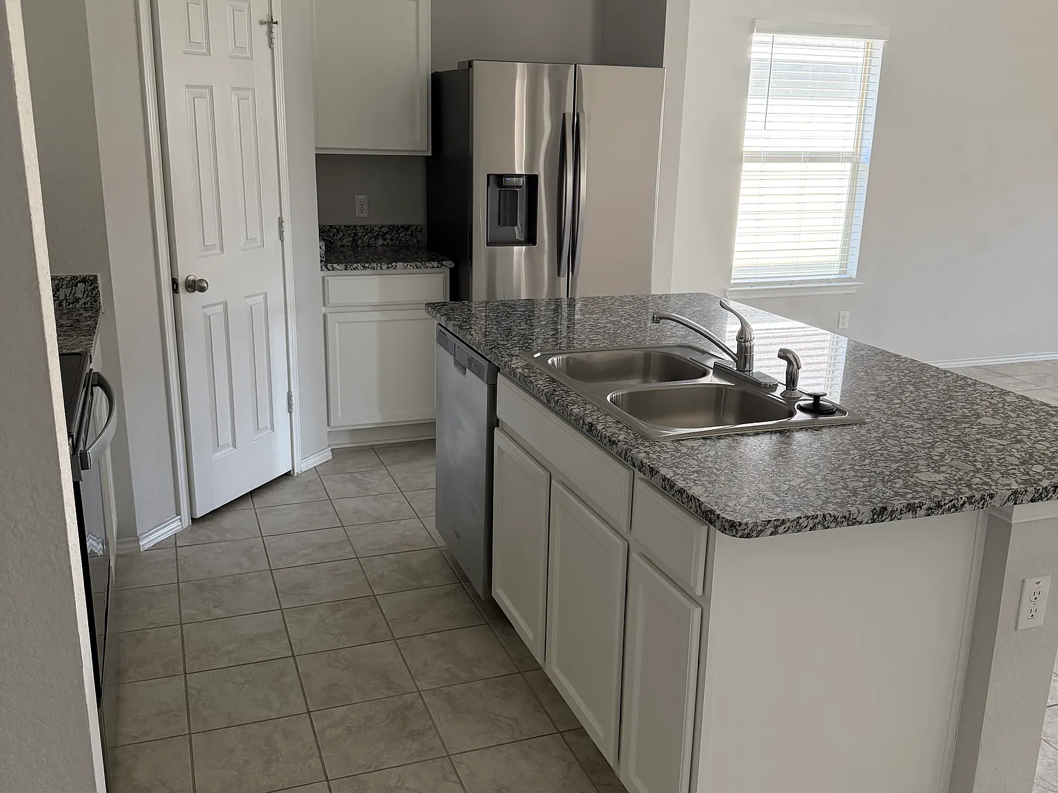 4 bed, 1613 sqft, $2,000 — Photo 3