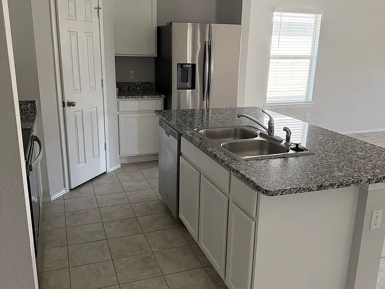 712 Taggart Trl — Photo 3