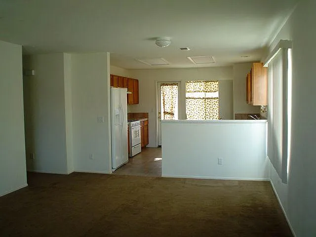 4 bed, $2,100 — Photo 3