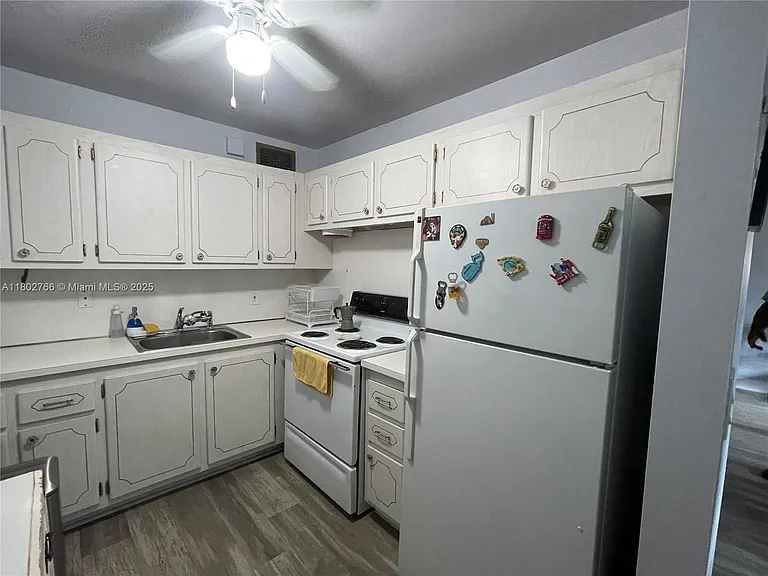 279 Markham M #M — Photo 4