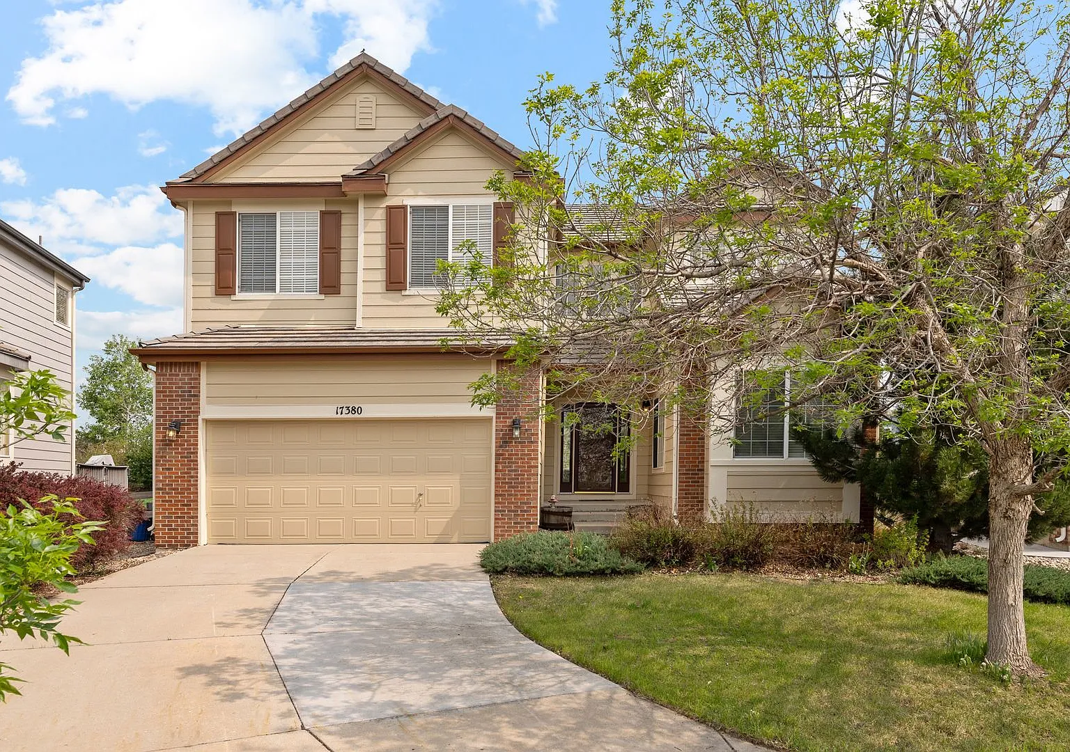 Fantastic 4 Bed with Office in The Farm — Photo 1