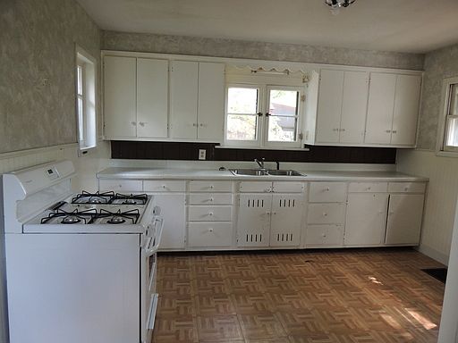 3rd image of 518 Hastings St