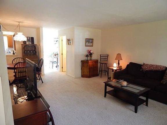 2nd image of 547 Washington St APT B9