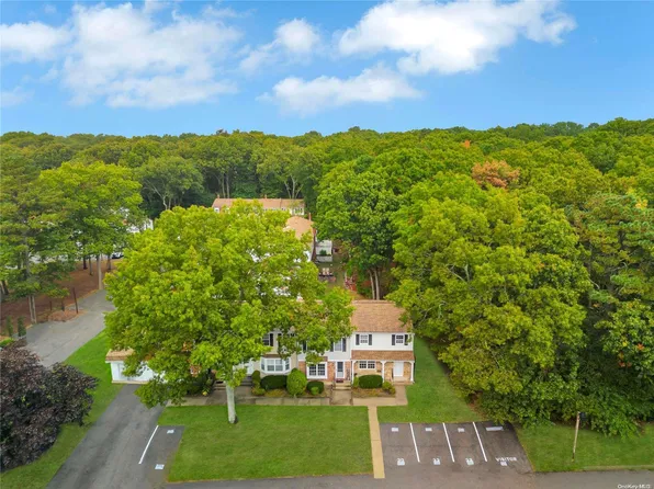 31 Thornton Commons #31, Yaphank, NY 11980