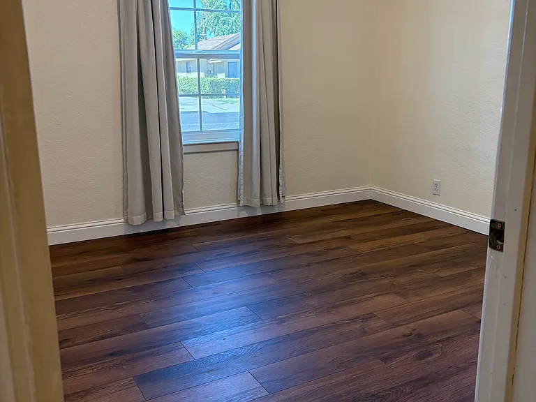402 W Neville St — Photo 3