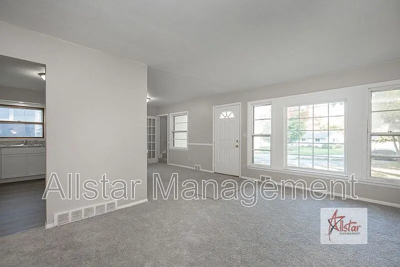 4 bed, 1.0 bath, 1288 sqft, $1,700 — Photo 4