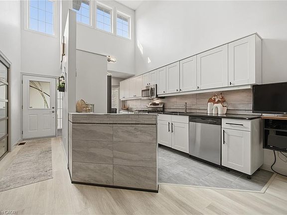 4th image of 3064 Lakeshore Rd W