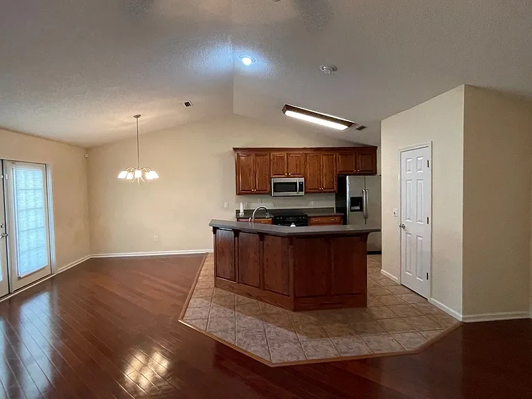 260 Windsor Garden Dr — Photo 4
