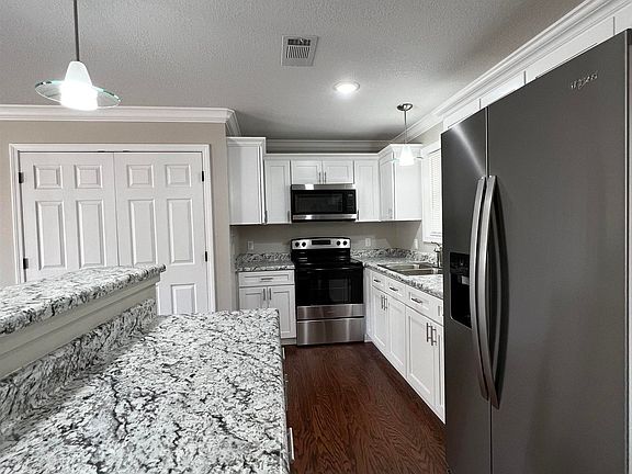5th image of 2204 Sycamore Dr