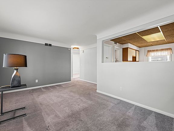 4th image of 24601 Dartmouth St