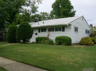 39 Donna Ln, Syosset, NY 11791