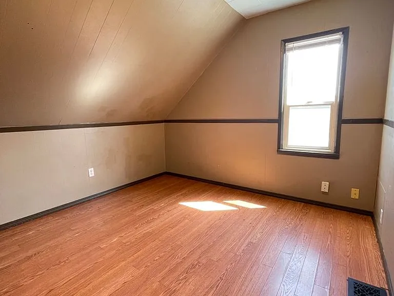 1106 N B St — Photo 13