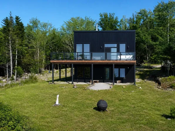 93 Maple Leaf Dr, Yarmouth, NS B0W 3M0