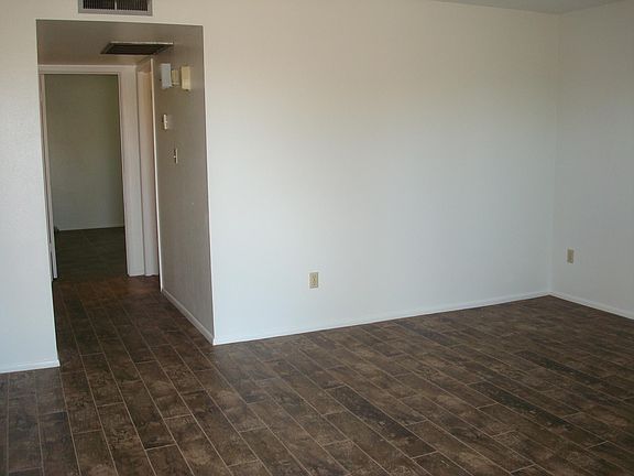2nd image of 1122 N Dresden Cir