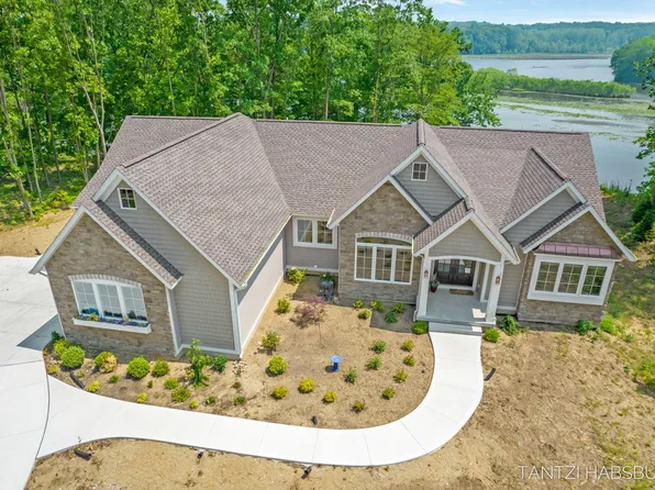 1663 Fairview Dr, Allegan, MI 49010
