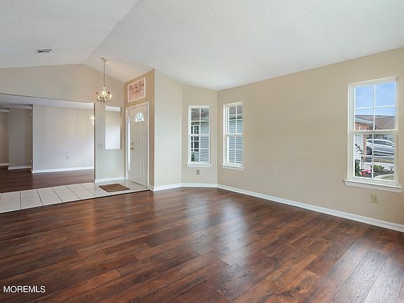 5th image of 5 Plymouth Court