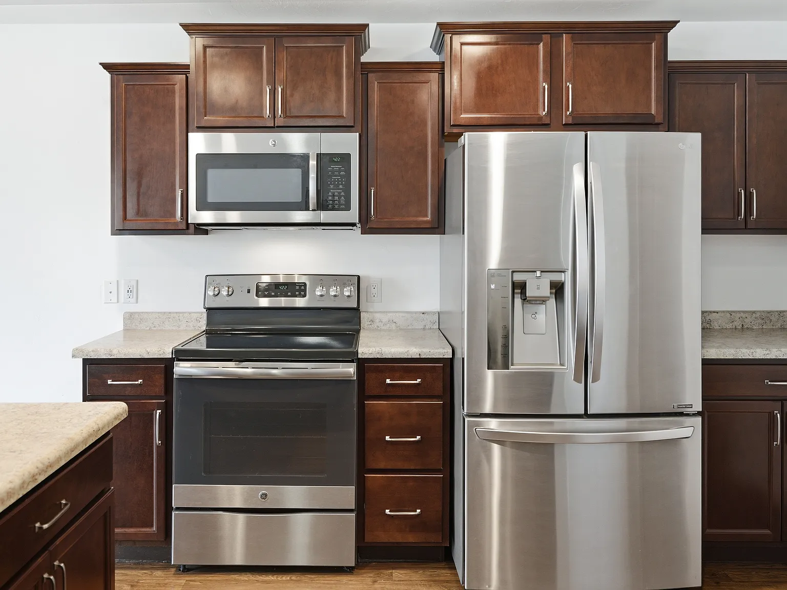 4 bed, 2300 sqft, $2,250 — Photo 3