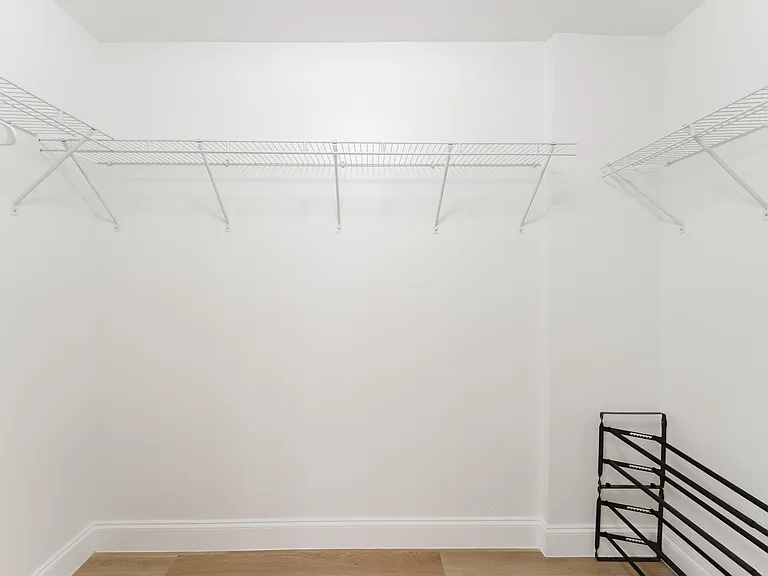665 Jeffery St — Photo 32
