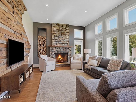 3rd image of 1485 Kings View Dr