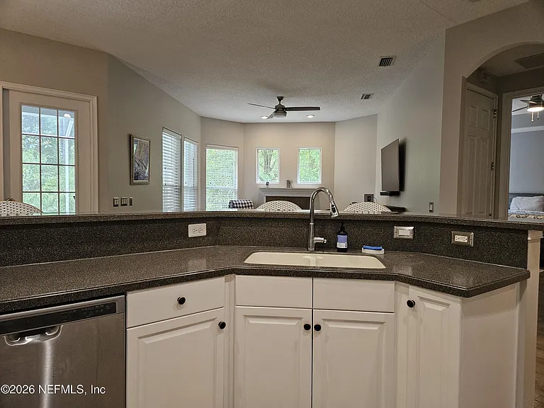 169 W Village Dr — Photo 7