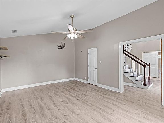 5th image of 515 Hillcrest Cir