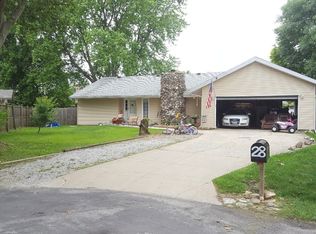 28 Willow Ct, Champaign, IL 61822