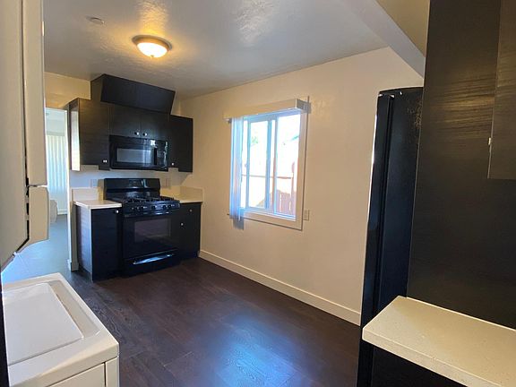 Kitchen with gas stove, microwave, refrigerator with automatic ice & water, dishwasher, disposal