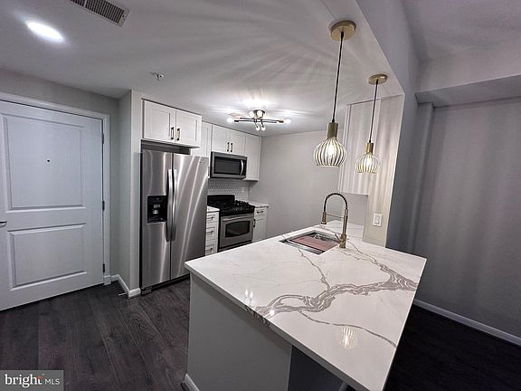 3rd image of 1021 N Garfield St APT 128