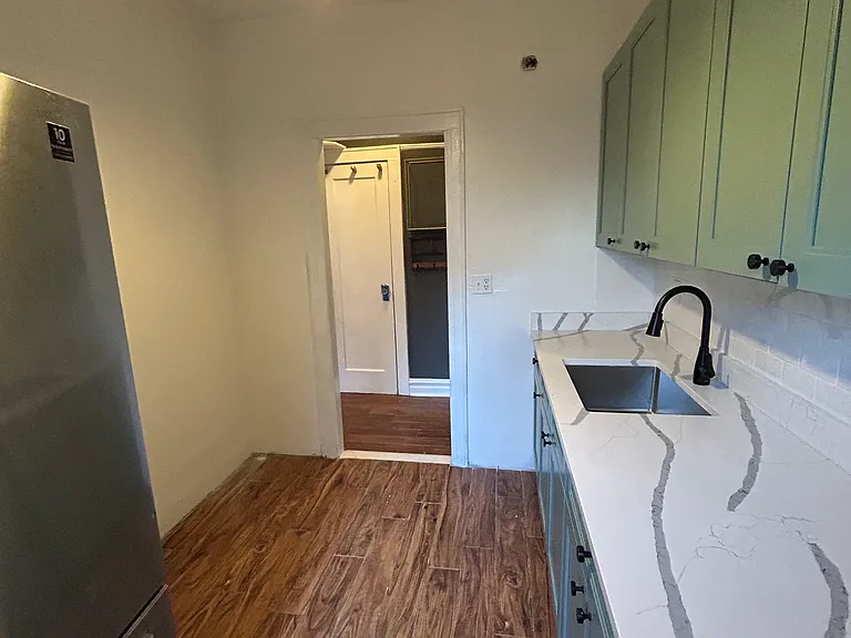 223 19th St #1R — Photo 17