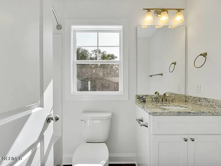 1007 Campbell St — Photo 24