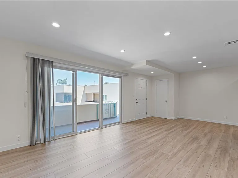 17424 Burbank Blvd #205 — Photo 6