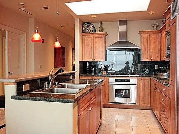 Spacious Kitchen with High-End Appliances - Granite Counters - Maple Cabinets