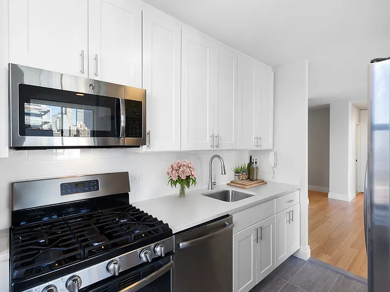 160 E 38th St #12B — Photo 3