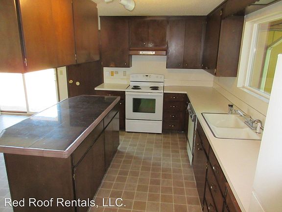3rd image of 140 179th St E