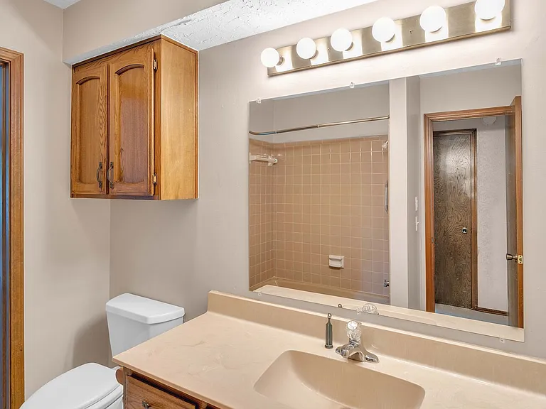 2321 W Louisville St — Photo 14
