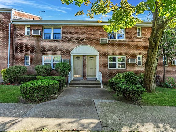 3rd image of 229-30 Kingsbury Ave #B