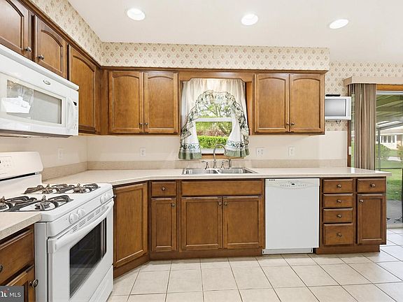 4th image of 42 Woodland Dr