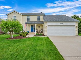 27W050 Sycamore Ln, Winfield, IL 60190