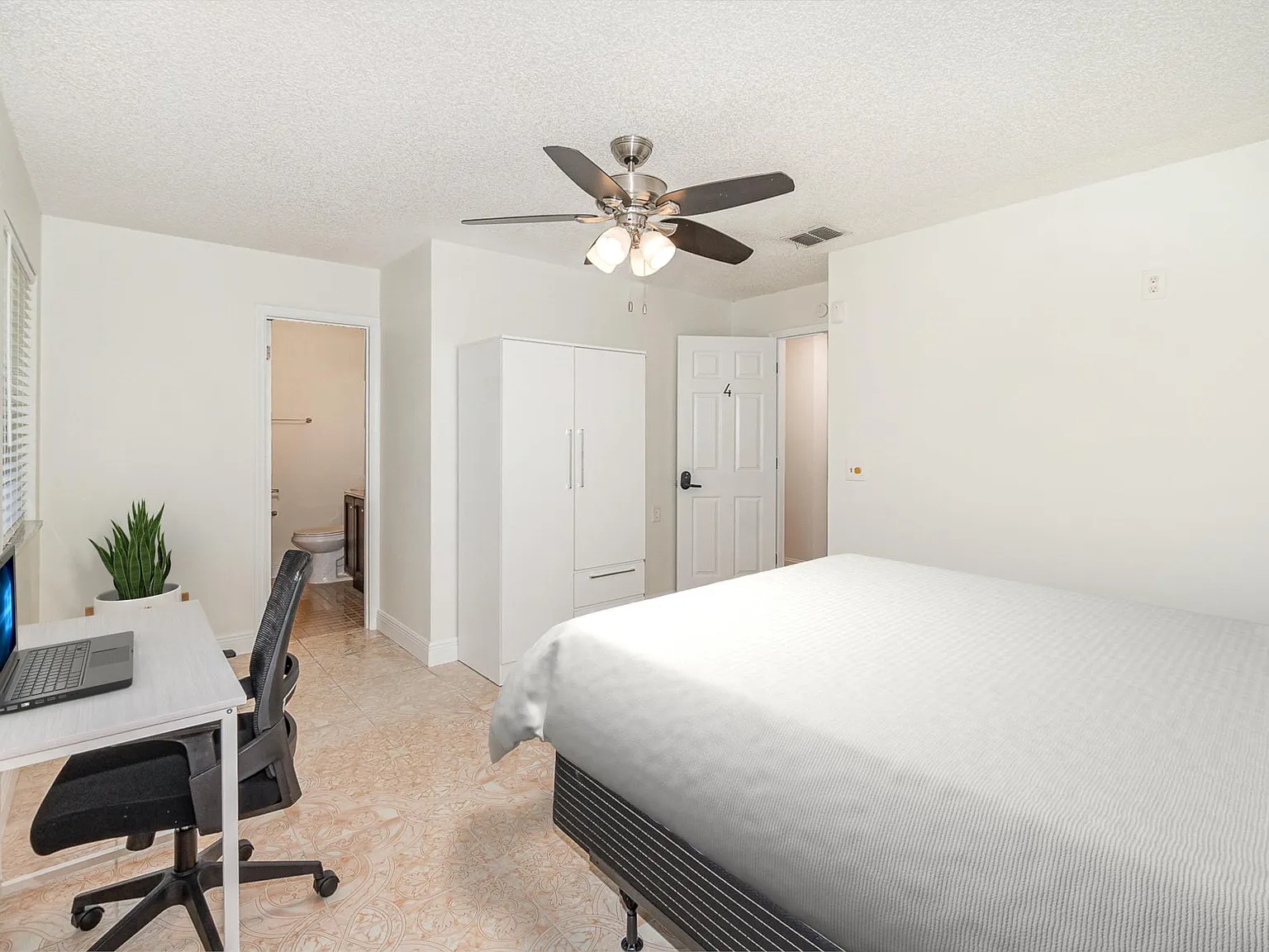 4 bed, 4.0 bath, 1964 sqft, $1,317 — Photo 3