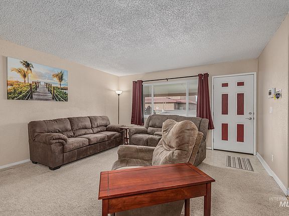 4th image of 611 W Indianhead Rd