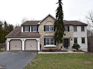 201 Ivy Ln, Douglassville, PA 19518