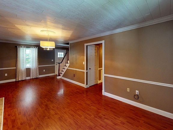 3rd image of 322 Spruce Dr